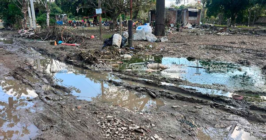 Reportan casos de dengue por aguas pluviales en la Av. Lázaro Cárdenas Reportan casos de dengue por aguas pluviales en la Av. Lázaro Cárdenas