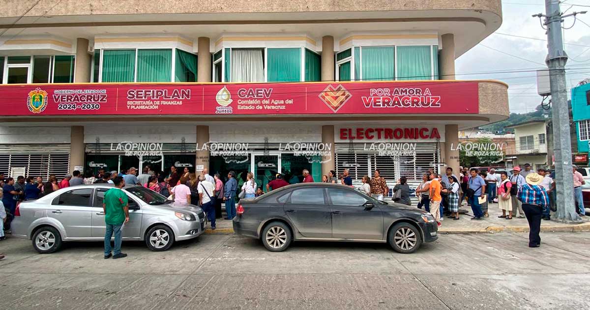 Un gran caos y aglomeración para pagar recibos en la CAEV Un gran caos y aglomeración para pagar recibos en la CAEV