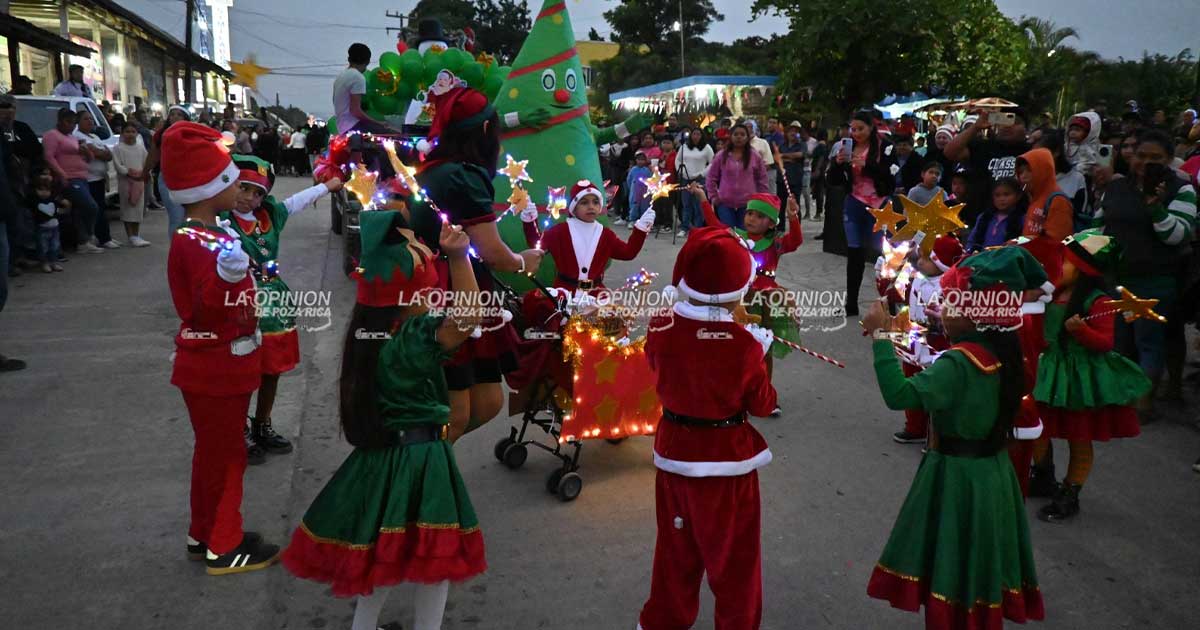 Desfile Navideño llena de luz a Castillo de Teayo