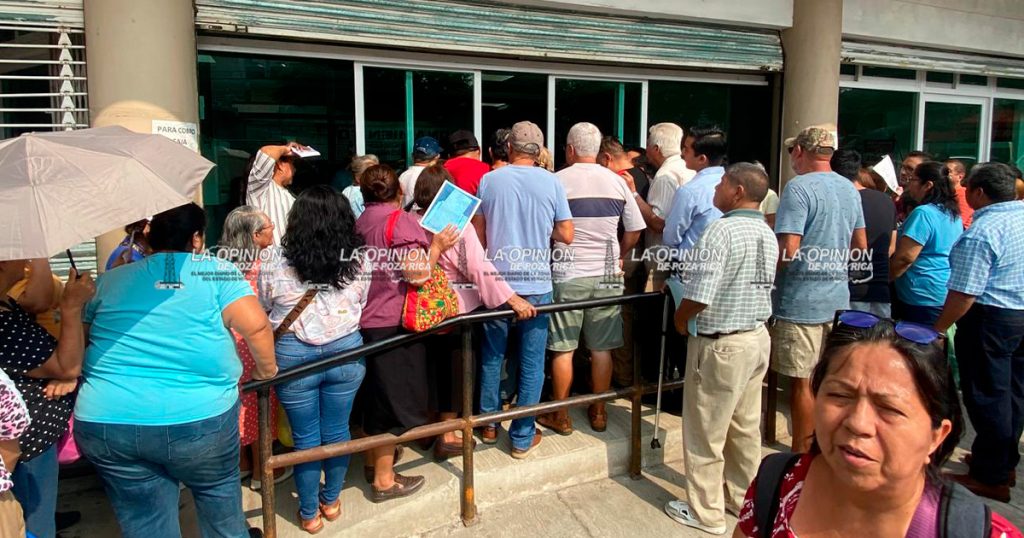 Un gran caos y aglomeración para pagar recibos en la CAEV Un gran caos y aglomeración para pagar recibos en la CAEV