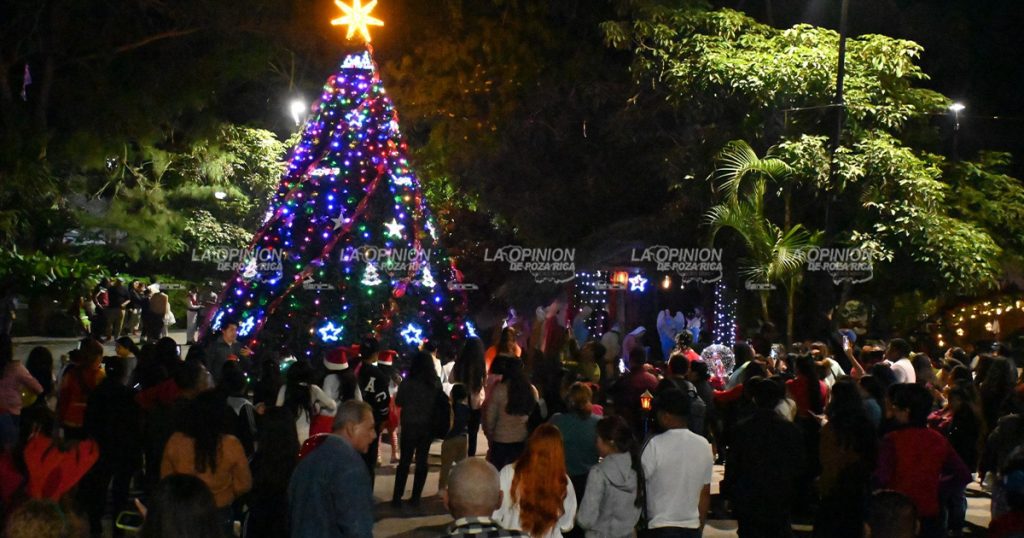 Desfile Navideño llena de luz a Castillo de Teayo Desfile Navideño llena de luz a Castillo de Teayo