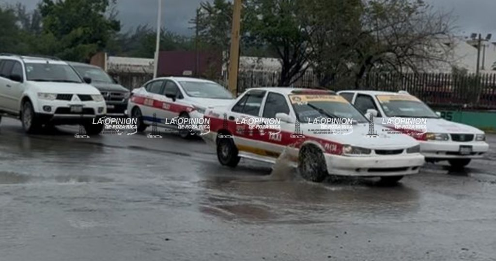 Baches y encharcamiento ponen en peligro a automovilistas en Boulevard Central Oriente Baches y encharcamiento ponen en peligro a automovilistas