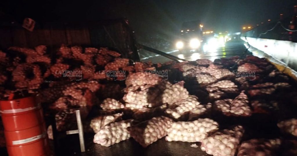 Regó la mercancía tras volcadura en la autopista México–Tuxpan Regó la mercancía tras volcadura en la autopista México–Tuxpan