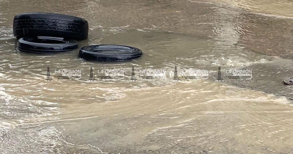 Aguas de drenaje bañan la avenida Papantla en la colonia La Ceiba Aguas de drenaje bañan la avenida Papantla en la colonia La Ceiba