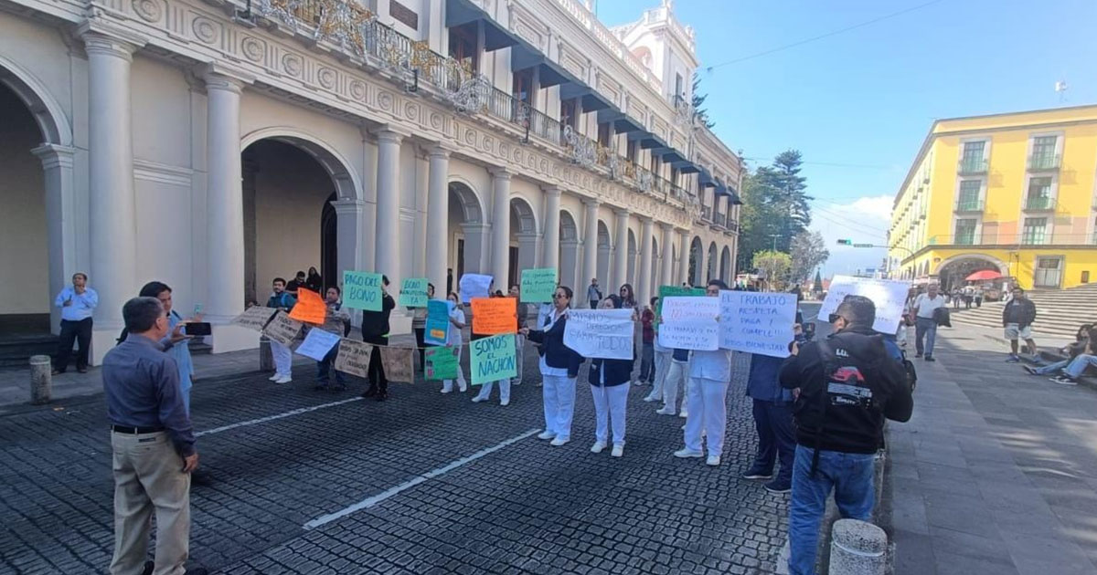 Trabajadores de Salud bloquean el centro de Xalapa Trabajadores de Salud bloquean el centro de Xalapa