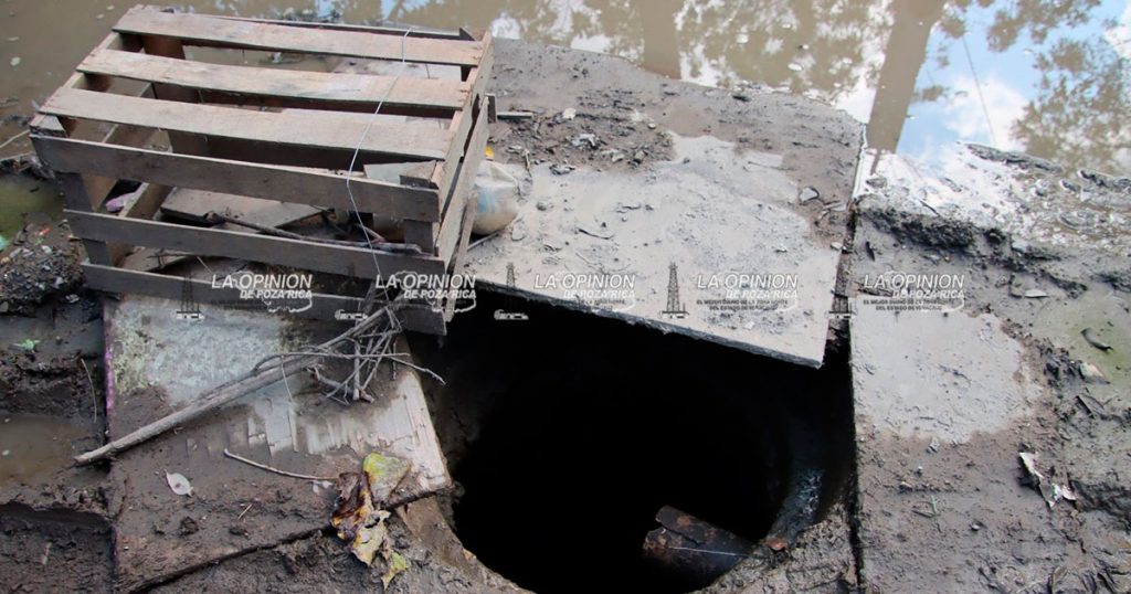 Reportan casos de dengue por aguas pluviales en la Av. Lázaro Cárdenas Reportan casos de dengue por aguas pluviales en la Av. Lázaro Cárdenas