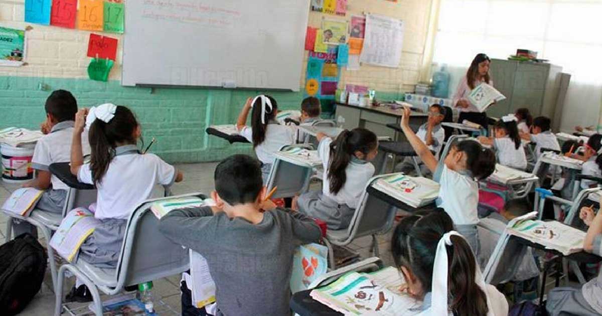Docentes están en la nómina, pero sin dar clases Docentes están en la nómina, pero sin dar clases