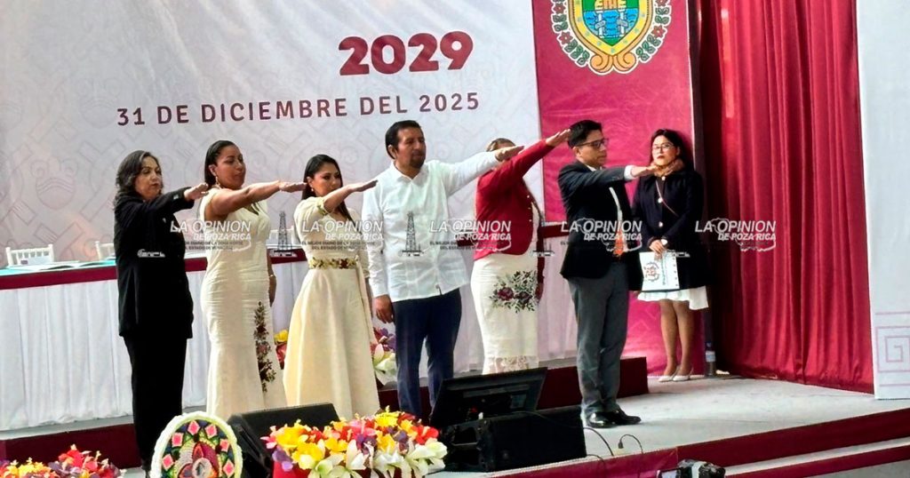 Gonzalo Flores rinde protesta como alcalde de Papantla Gonzalo Flores rinde protesta como alcalde de Papantla