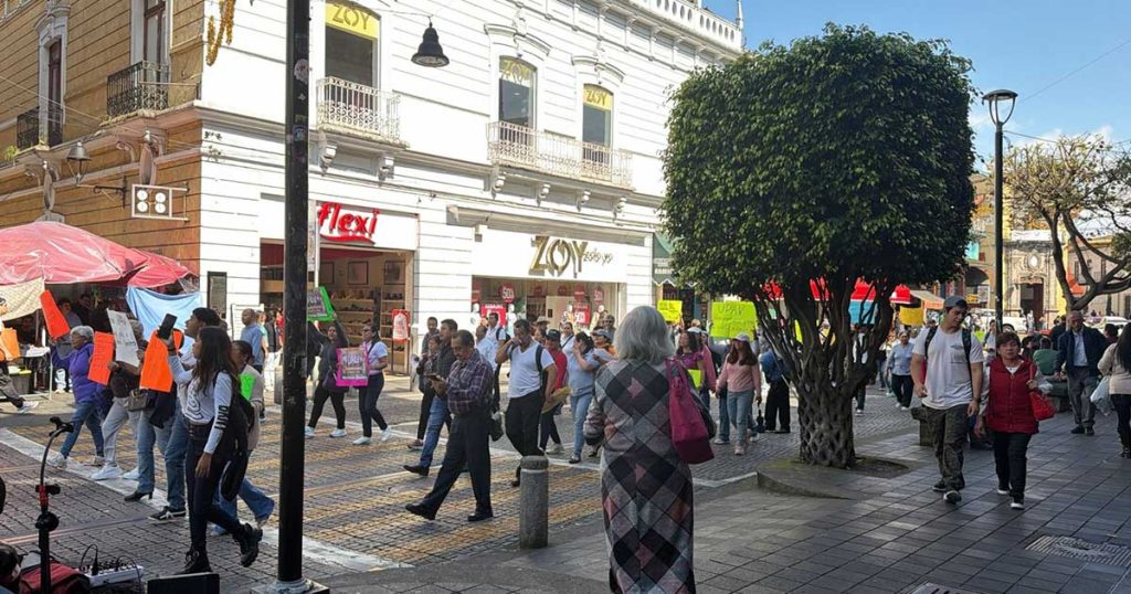 Trabajadores de Salud bloquean el centro de Xalapa Trabajadores de Salud bloquean el centro de Xalapa