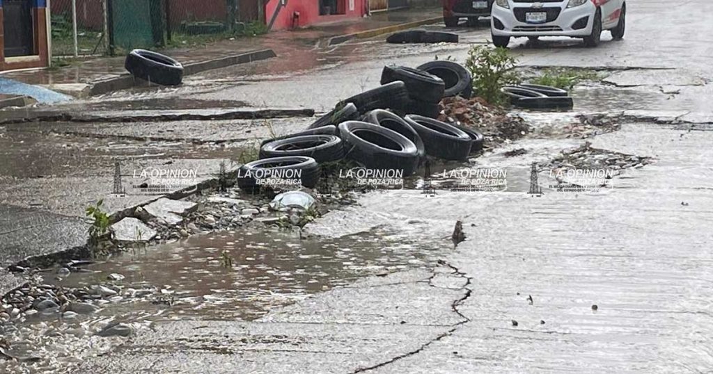 Aguas de drenaje bañan la avenida Papantla en la colonia La Ceiba Aguas de drenaje bañan la avenida Papantla en la colonia La Ceiba
