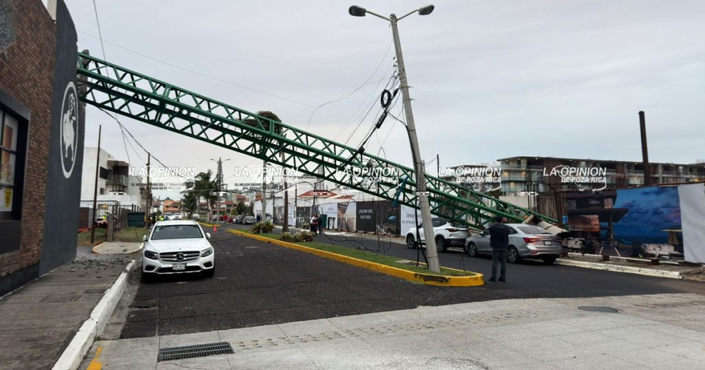 Cae grúa de construcción sobre negocio en Boca del Río Cae grúa de construcción sobre negocio en Boca del Río