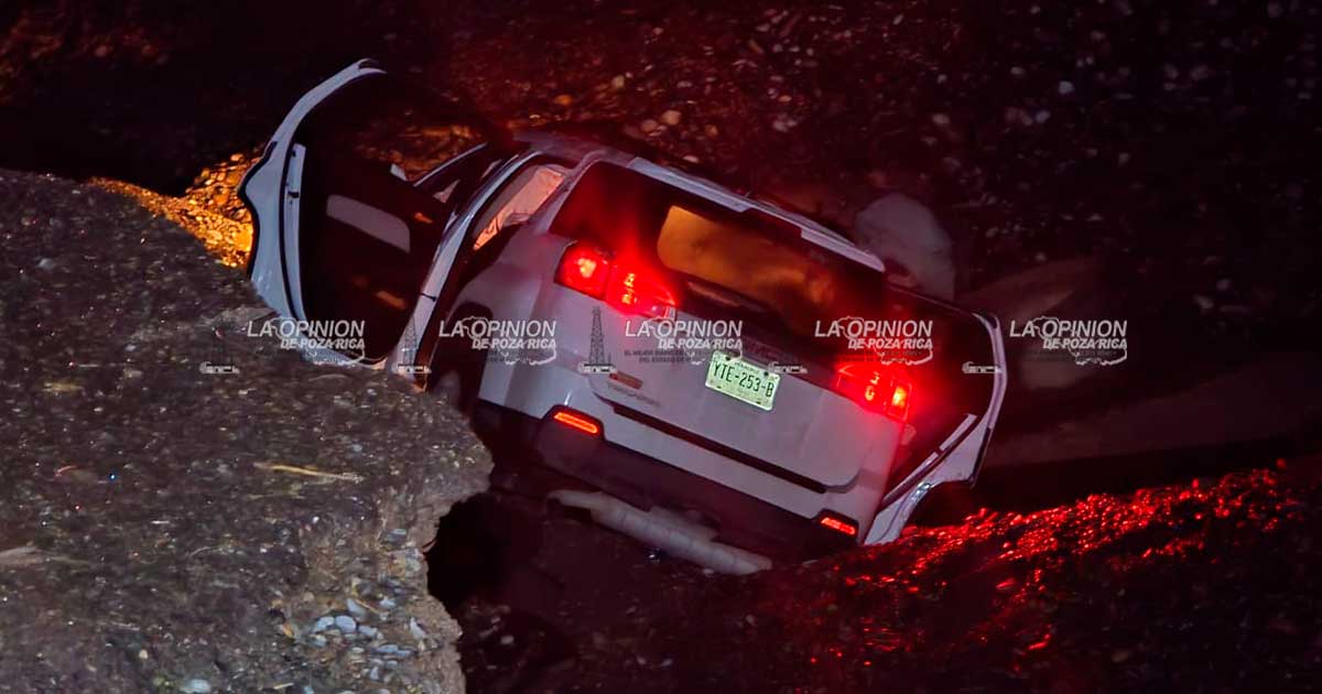 Camioneta cae en barranco; varios lesionados Camioneta cae en barranco; varios lesionados