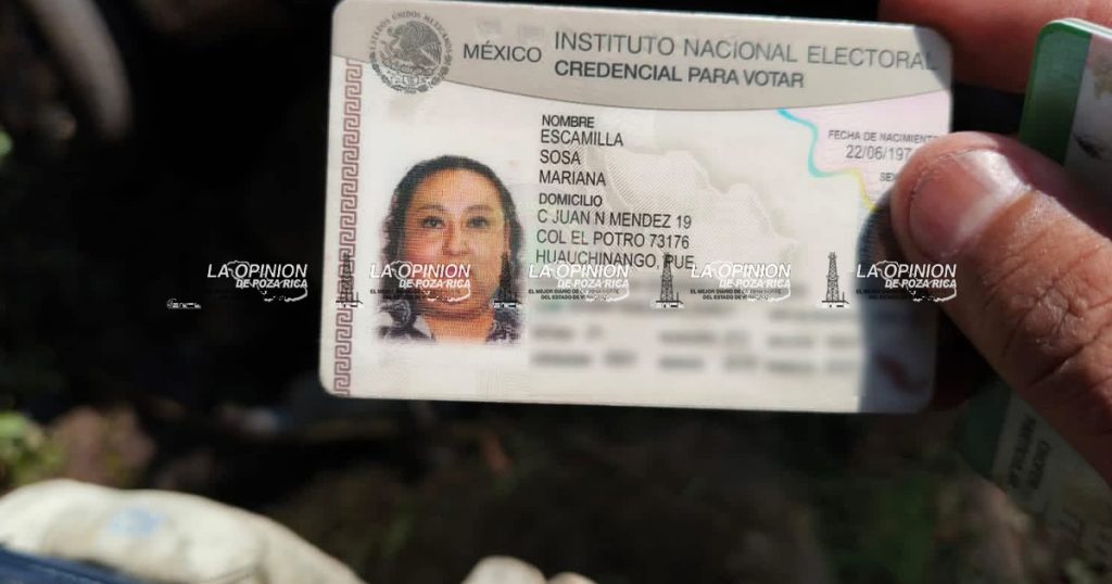 Mujer cae con su vehículo a un barranco de 35 metros Mujer cae con su vehículo a un barranco de 35 metros