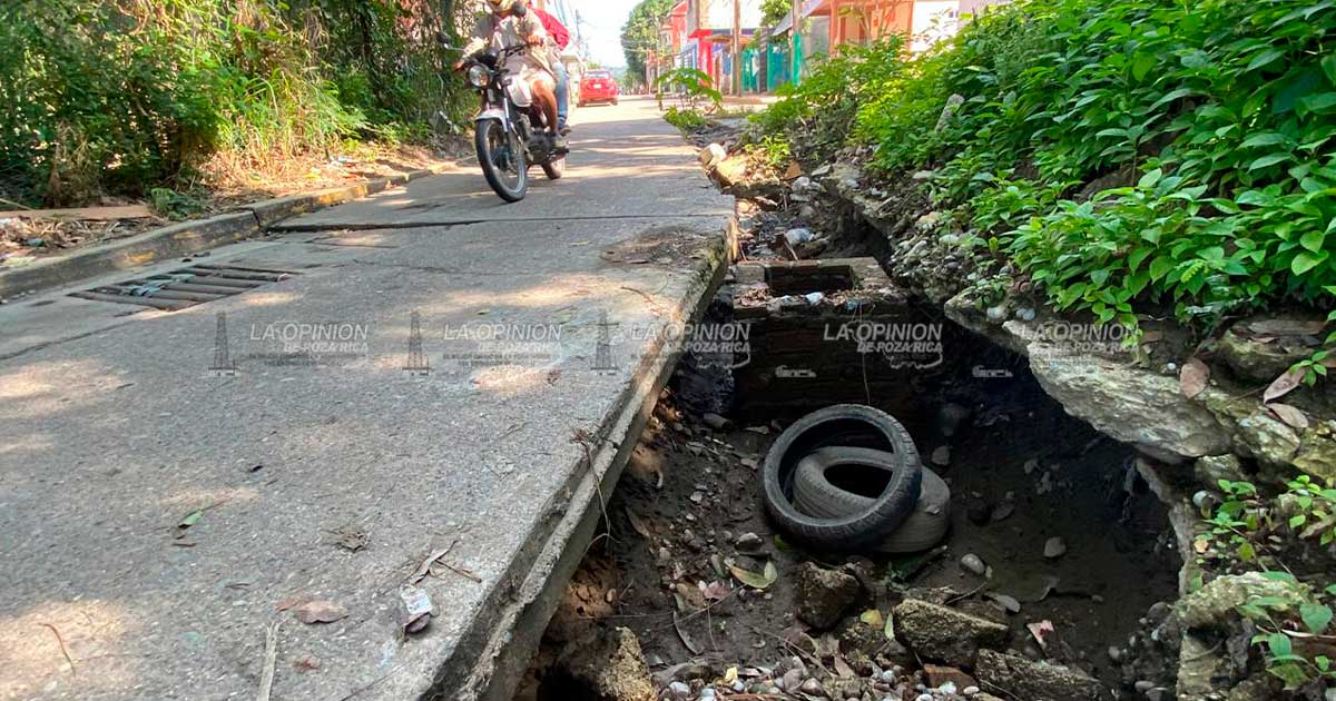 Cuatro años sin rehabilitar drenaje y el pavimento a punto de “tronar” Cuatro años sin rehabilitar drenaje y el pavimento a punto de “tronar”