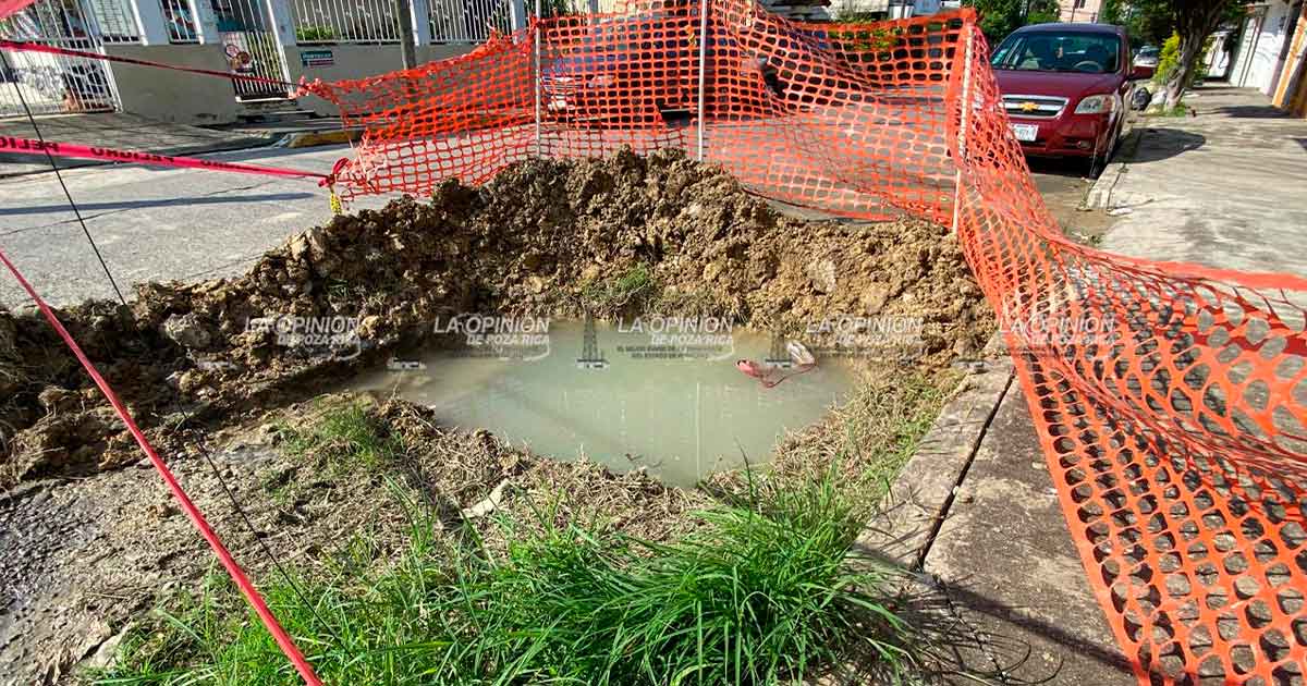 Fuga de agua sin reparar desde hace un año en la Chapultepec Fuga de agua sin reparar desde hace un año en la Chapultepec