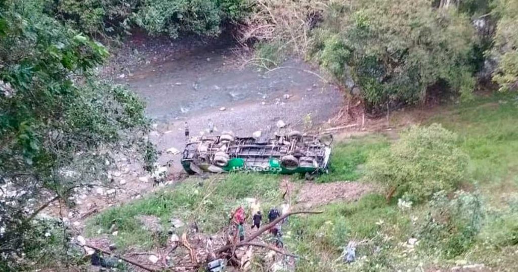 10 muertos y 32 heridos en aparatosa volcadura de autobús en Zontecomatlán 10 muertos y 32 heridos en aparatosa volcadura de autobús en Zontecomatlán
