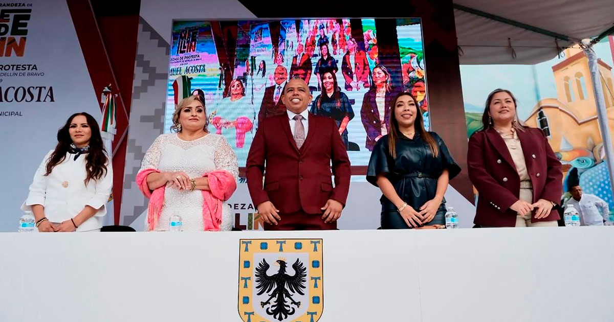 Con llamativo atuendo, Samuel Acosta rinde protesta como Presidente Municipal de Medellín de Bravo Con llamativo atuendo, Samuel Acosta rinde protesta como Presidente Municipal de Medellín de Bravo