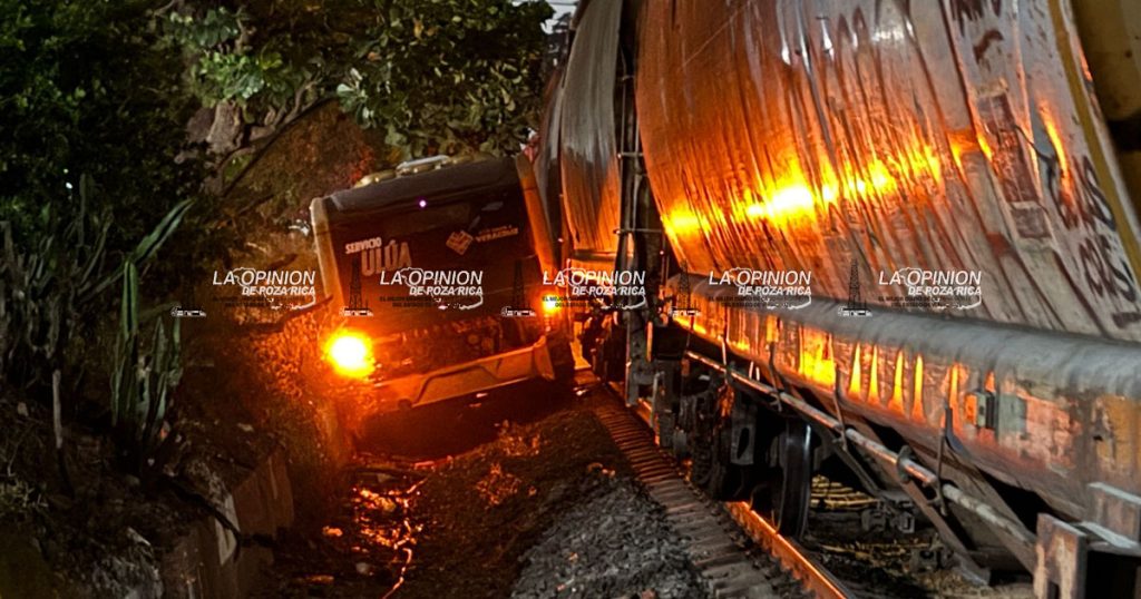 Se lleva el tren a camión Ulúa en Veracruz puerto