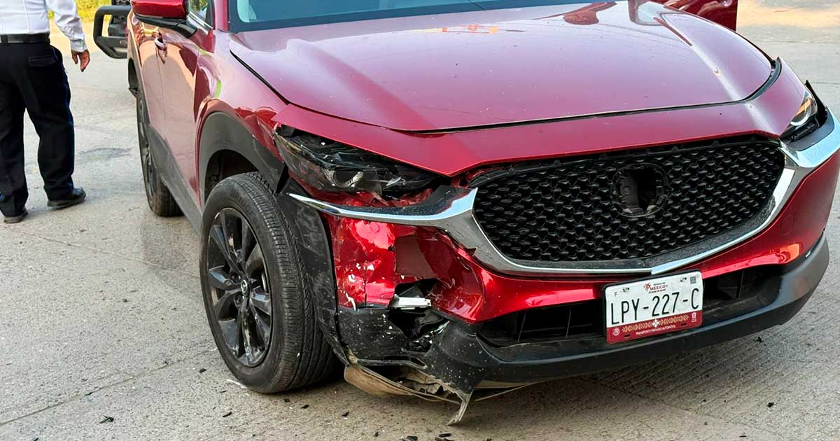 Mazda colisona tras pasarse el rojo