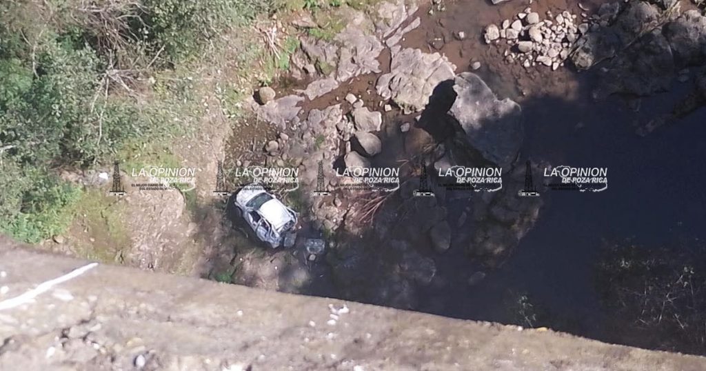 Mujer cae con su vehículo a un barranco de 35 metros Mujer cae con su vehículo a un barranco de 35 metros