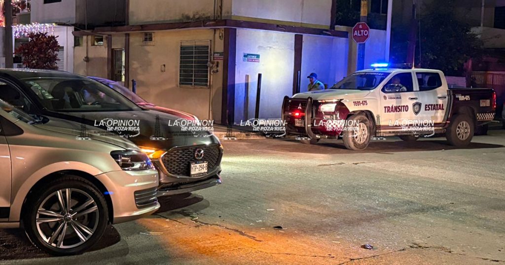 Vento se pasa el alto y choca contra un Mazda Vento se pasa el alto y choca contra un Mazda