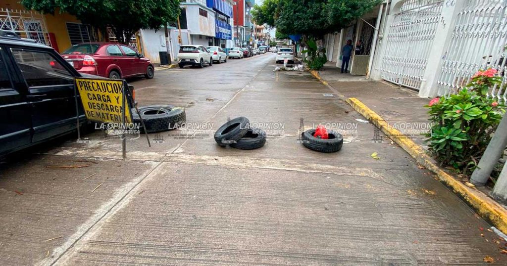 Camioneta termina con una llanta dentro de drenaje sin tapadera Camioneta termina con una llanta dentro de drenaje sin tapadera