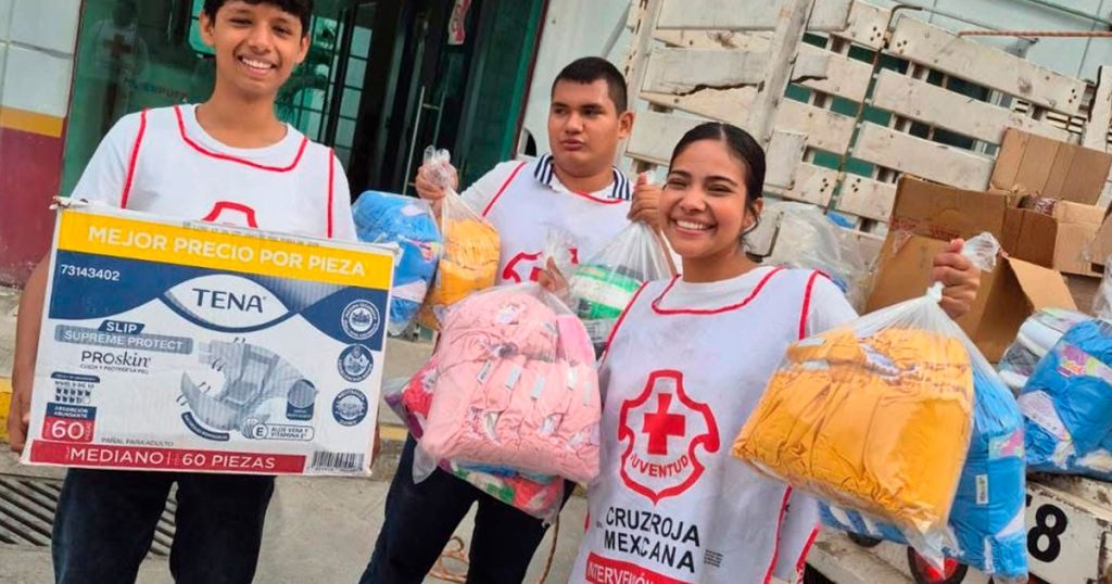 Voluntarios de la Cruz Roja hacen entrega de kits de pañales a familias en el Hospital Regional, IMSS e ISSSTE Voluntarios de la Cruz Roja hacen entrega de kits de pañales a familias en el Hospital Regional, IMSS e ISSSTE