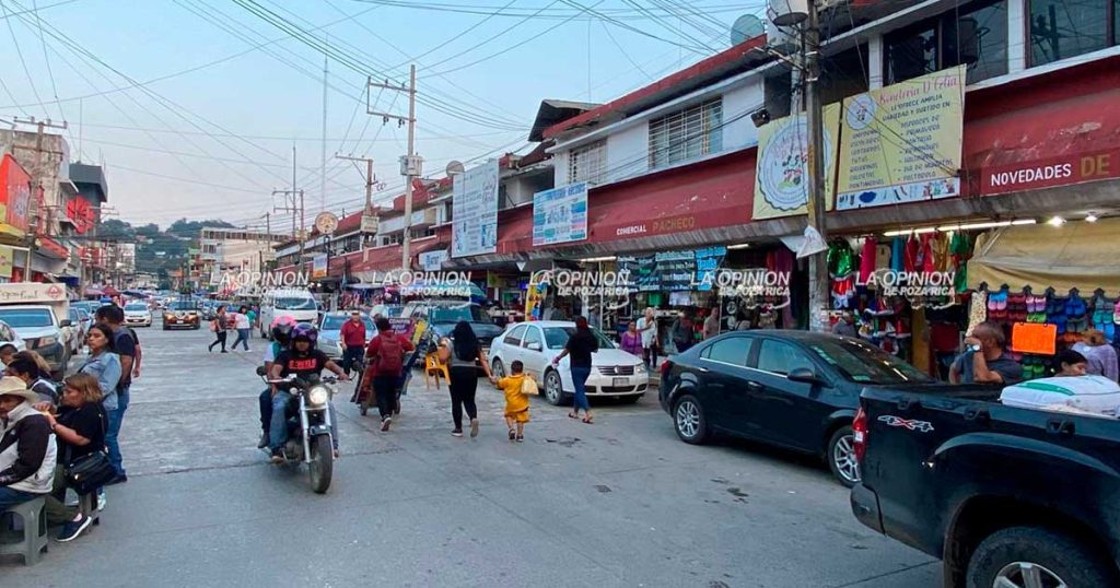 Usuarios confirman que es necesario que regresen los taxis afuera del mercado PR Usuarios confirman que es necesario que regresen los taxis afuera del mercado PR