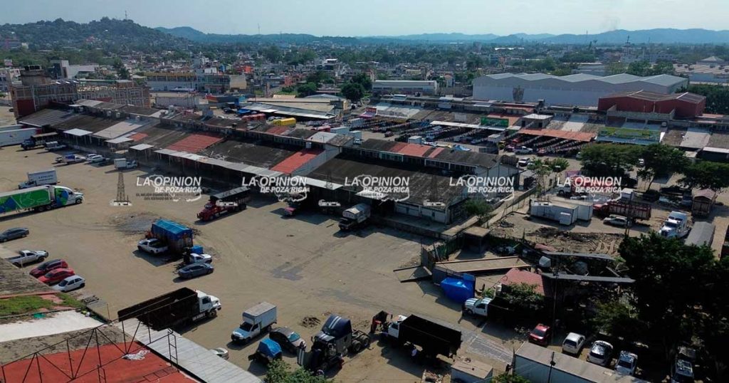 Central de abastos sigue entre el lodo Central de abastos sigue entre el lodo