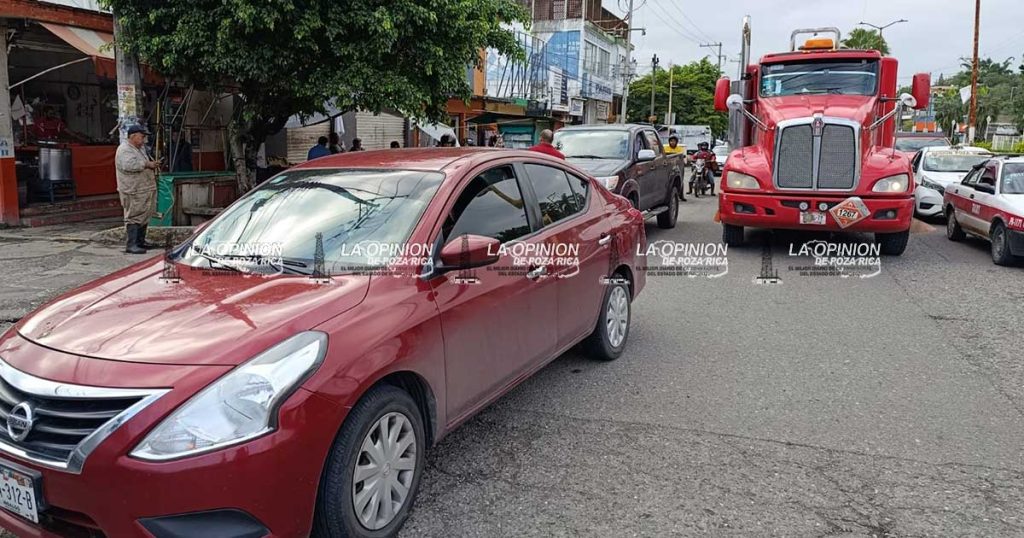 Trailero de Titsa causa accidente Trailero de Titsa causa accidente