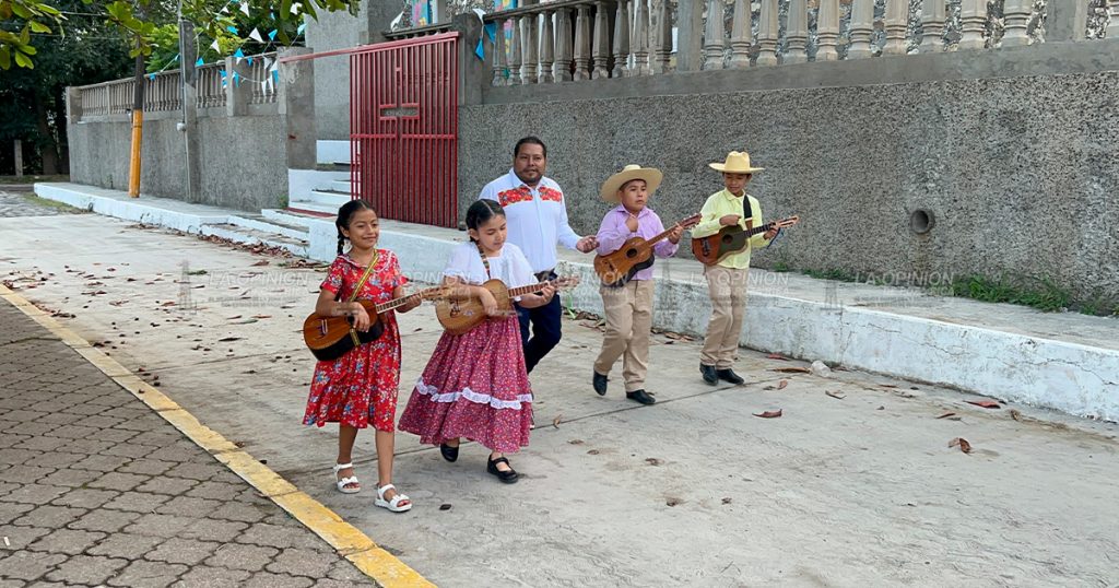 Presenta al ensamble de niños Kuitól Tének en la mañanera Presenta al ensamble de niños Kuitól Tének en la mañanera