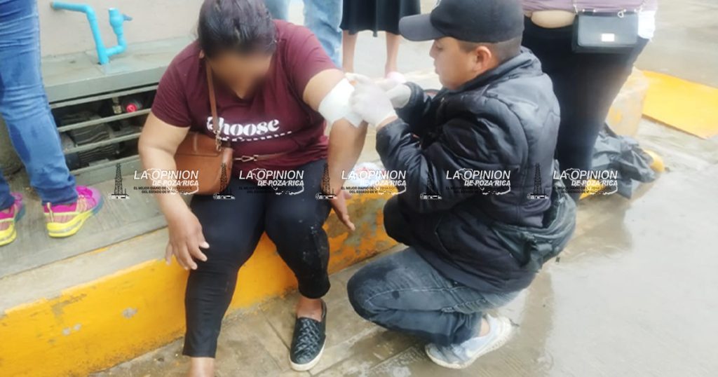 Dos mujeres lesionadas; chocan moto y camioneta Dos mujeres lesionadas; chocan moto y camioneta