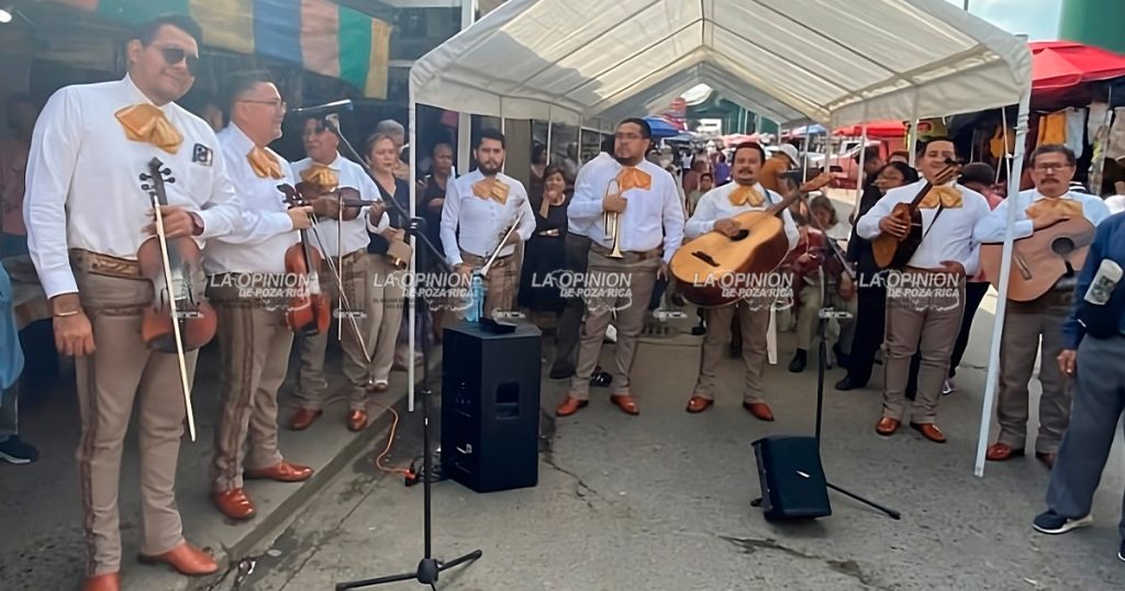 Locatarios de mercado PR cantan las mañanitas a la Virgen de Guadalupe Locatarios de mercado PR cantan las mañanitas a la Virgen de Guadalupe