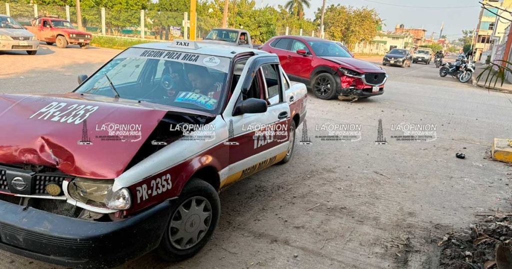 Mazda colisona tras pasarse el rojo Mazda colisona tras pasarse el rojo