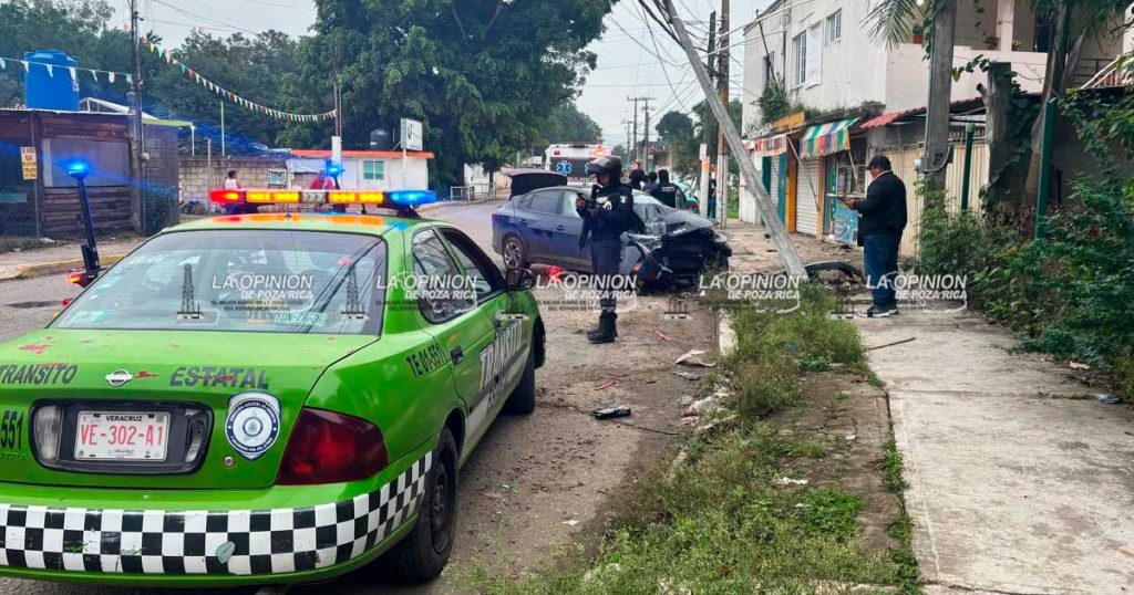Pestañea y choca contra un poste