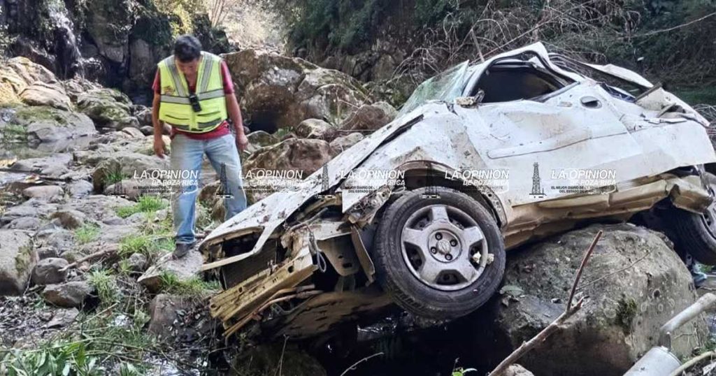 Mujer cae con su vehículo a un barranco de 35 metros Mujer cae con su vehículo a un barranco de 35 metros