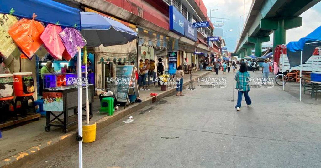 Usuarios confirman que es necesario que regresen los taxis afuera del mercado PR Usuarios confirman que es necesario que regresen los taxis afuera del mercado PR