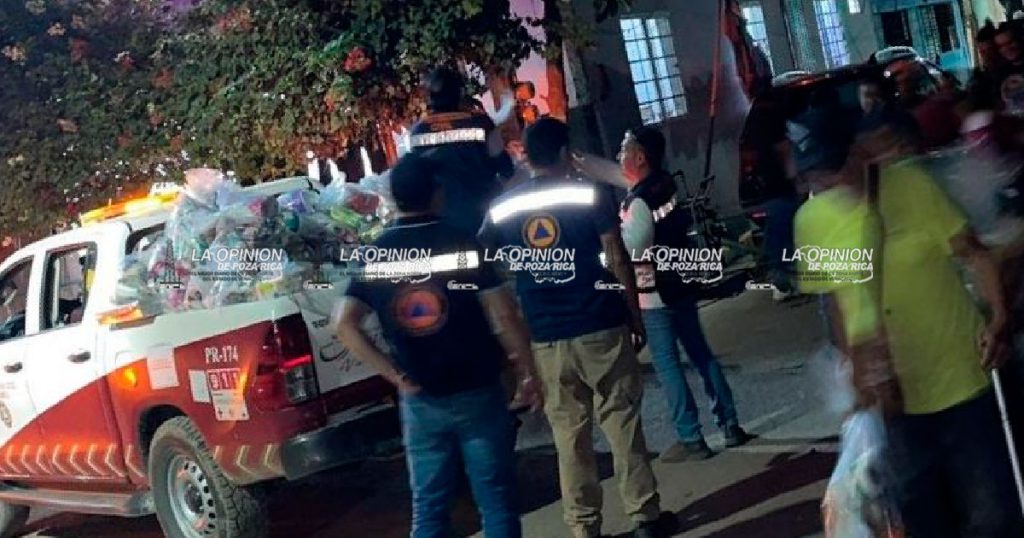 Protección Civil Municipal y Estatal entregan despensa a afectados por inundación Protección Civil Municipal y Estatal entregan despensa a afectados por inundación