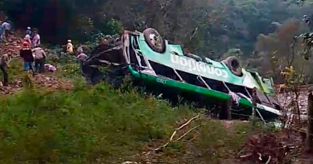 10 muertos y 32 heridos en aparatosa volcadura de autobús en Zontecomatlán 10 muertos y 32 heridos en aparatosa volcadura de autobús en Zontecomatlán