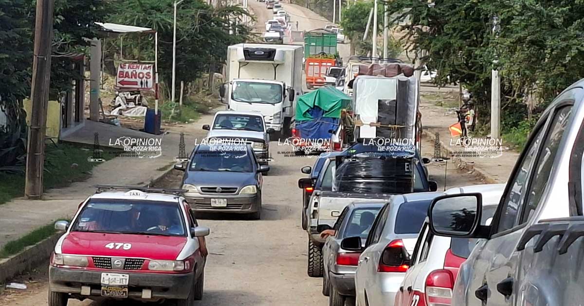 Caos vial para cruzar el puente López Portillo Caos vial para cruzar el puente López Portillo