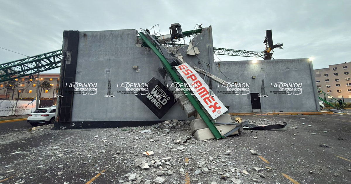 Cae grúa de construcción sobre negocio en Boca del Río Cae grúa de construcción sobre negocio en Boca del Río