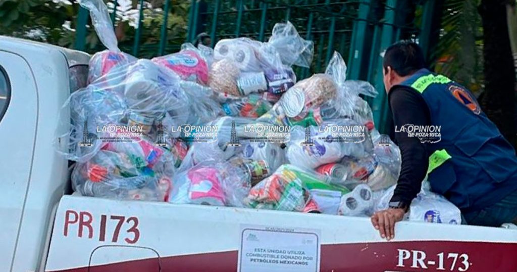 Protección Civil Municipal y Estatal entregan despensa a afectados por inundación Protección Civil Municipal y Estatal entregan despensa a afectados por inundación