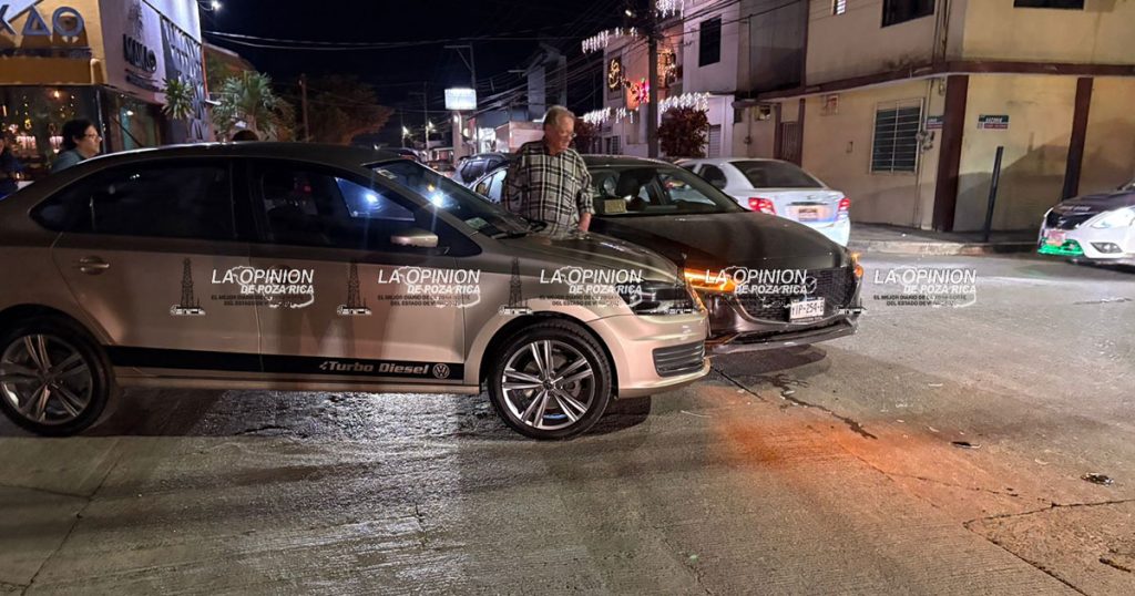 Vento se pasa el alto y choca contra un Mazda Vento se pasa el alto y choca contra un Mazda