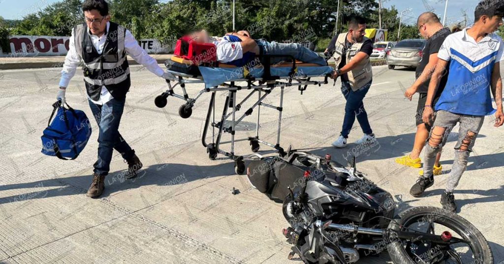 Motociclista hospitalizado tras percance vial Motociclista hospitalizado tras percance vial
