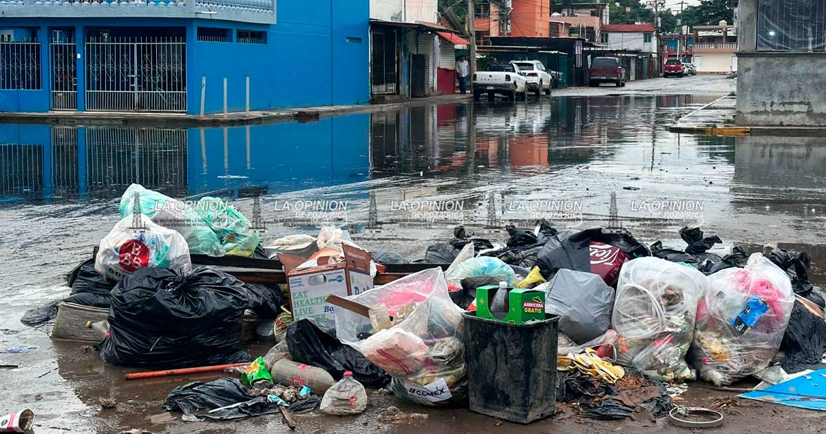 Entre aguas negras y basura habitan en Colonia Poza de Cuero Entre aguas negras y basura habitan en Colonia Poza de Cuero