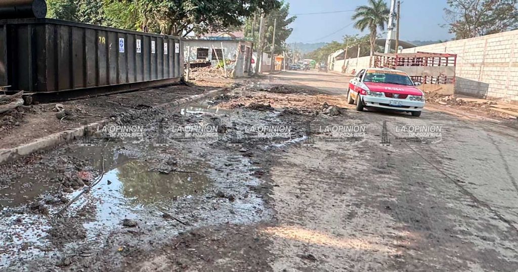 Calle Álamo aún con estragos de la inundación Calle Álamo aún con estragos de la inundación