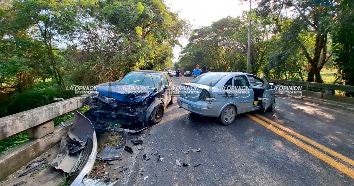Invade carril contrario y choca Invade carril contrario y choca