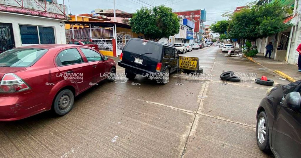 Camioneta termina con una llanta dentro de drenaje sin tapadera Camioneta termina con una llanta dentro de drenaje sin tapadera