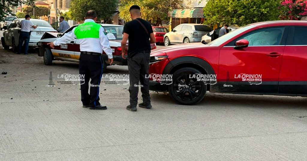Mazda colisona tras pasarse el rojo Mazda colisona tras pasarse el rojo