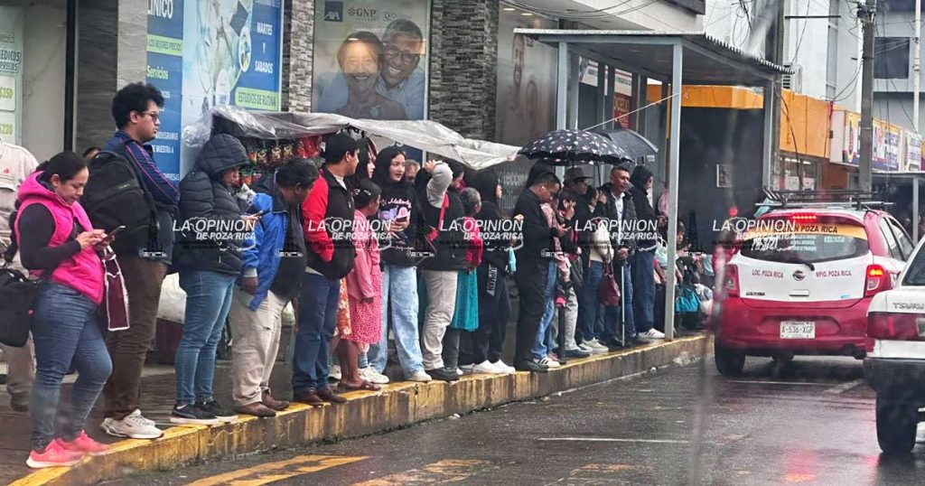 Pasajeros demandan servicio de transporte de taxi en la ciudad Pasajeros demandan servicio de transporte de taxi en la ciudad